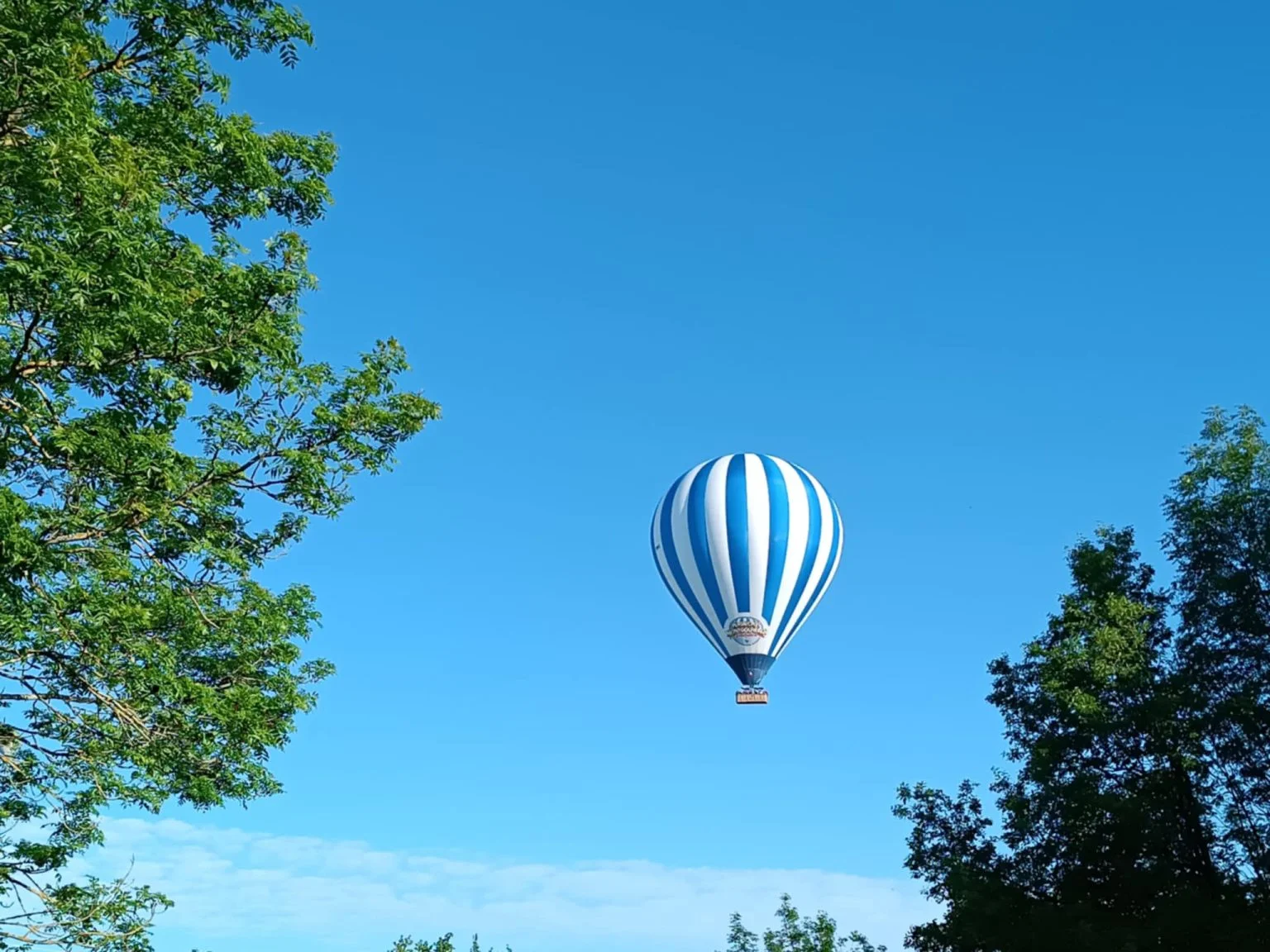 Montgolfière au lever du jour au-dessus des collines de l'Ardèche Verte
