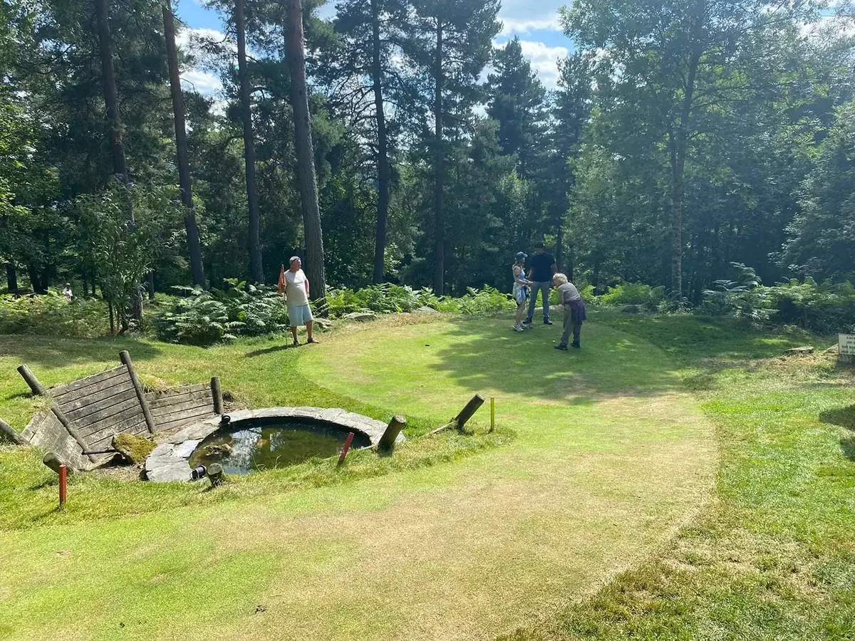 Parcours de putting golf en forêt à Tence, joueurs sur le green