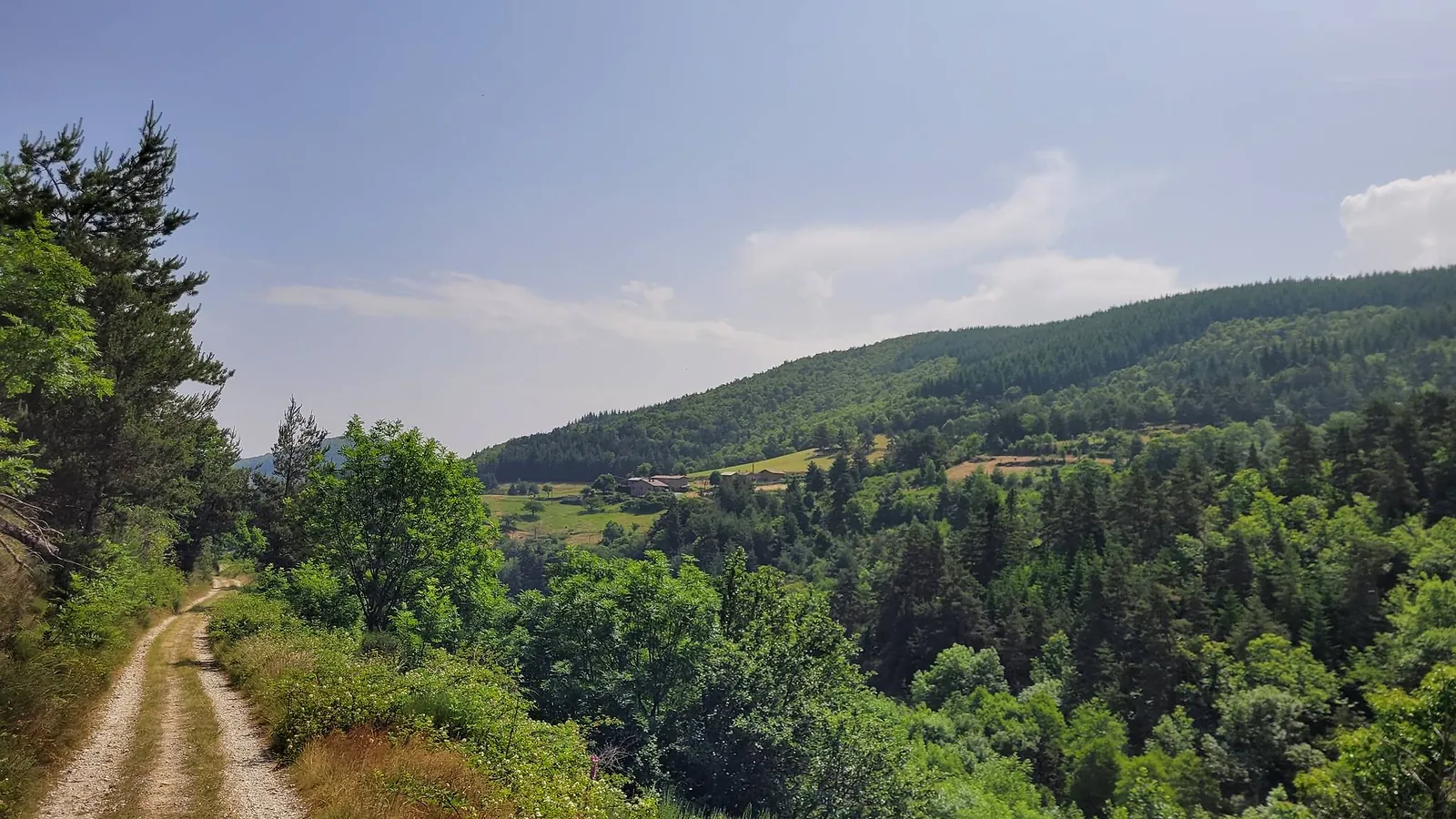 Sentier de randonnée à travers la campagne de l'Ardèche Verte