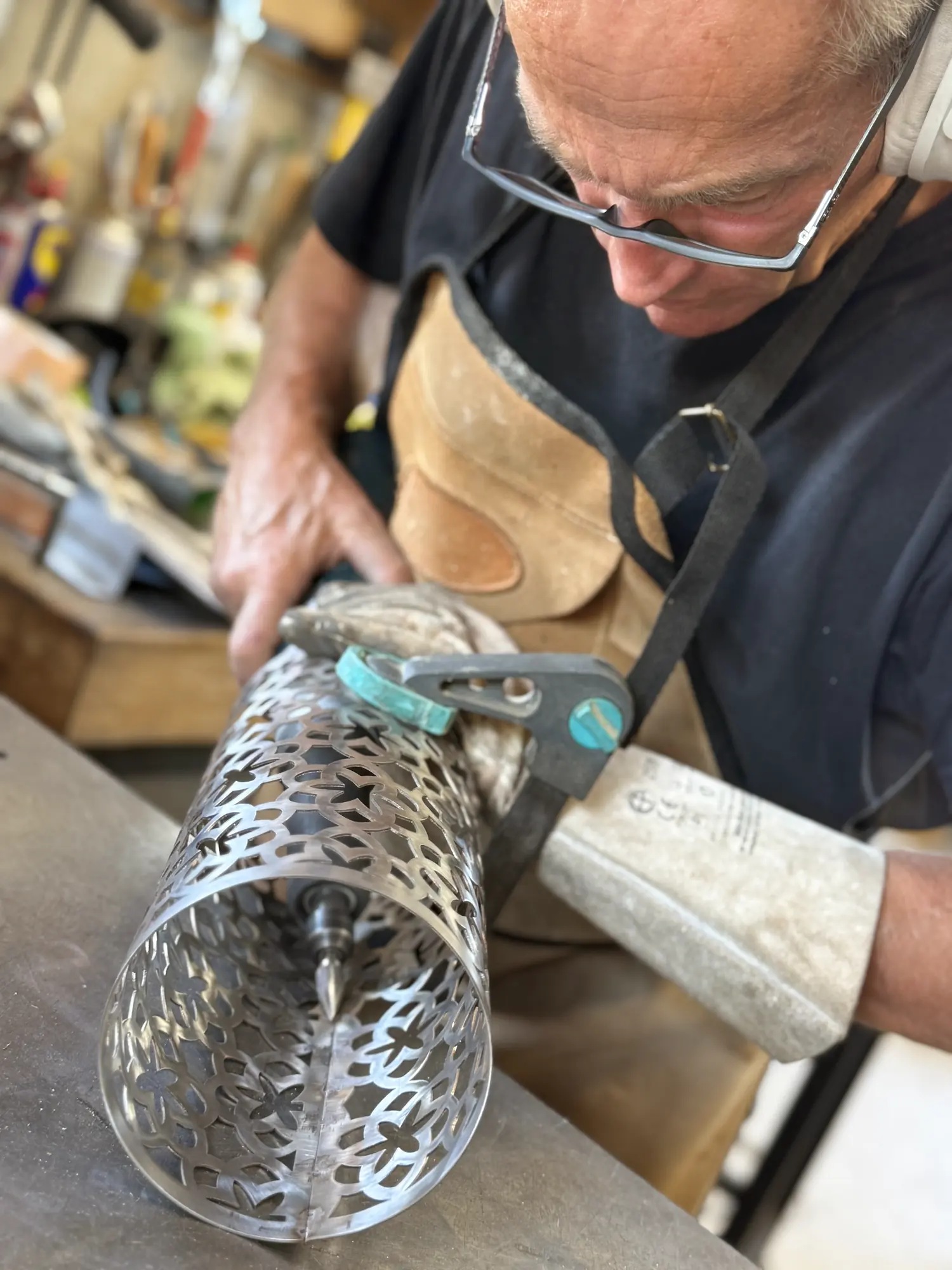 Olivier façonne un luminaire dans son atelier à La Pradella, à Préaux