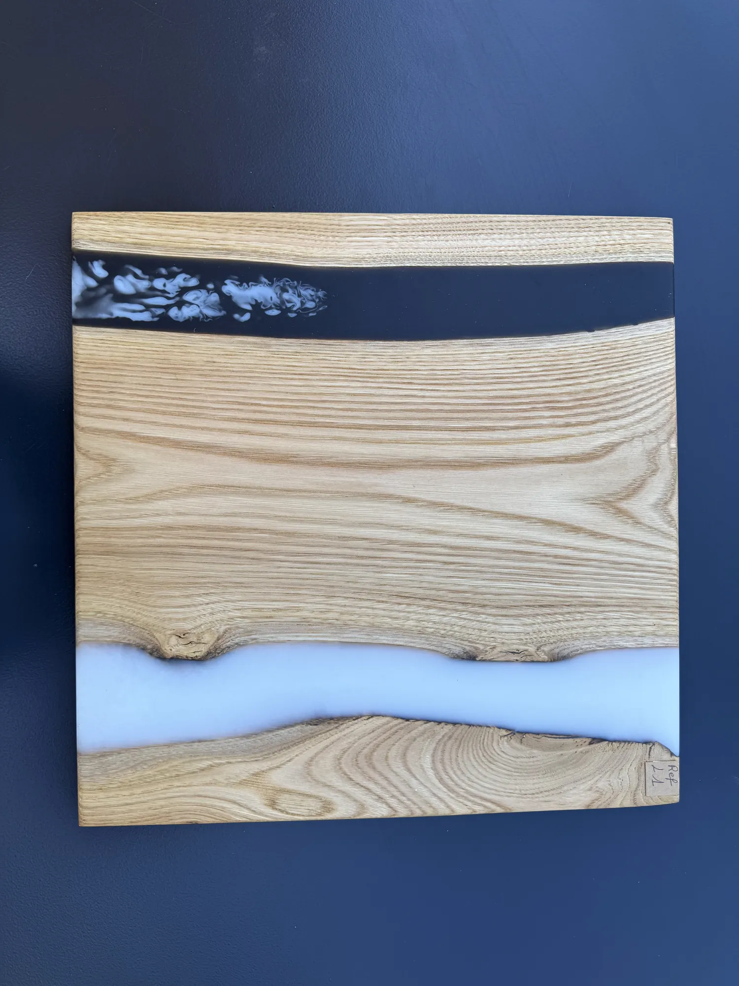 Planche en bois et rivière de résine bleue, façonnée à l'Atelier La Pradella