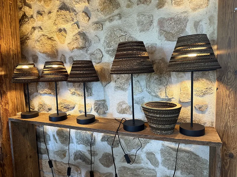 Collection de luminaires en bois et carton de l'Atelier