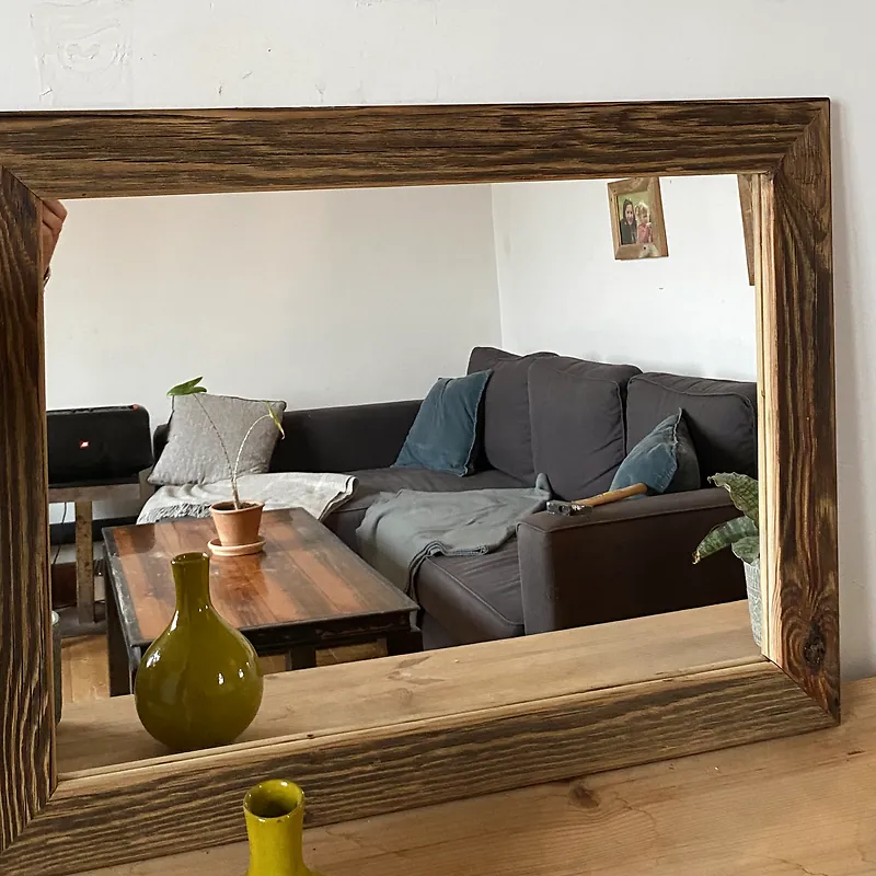 Miroir à cadre en bois, création de l'Atelier La Pradella