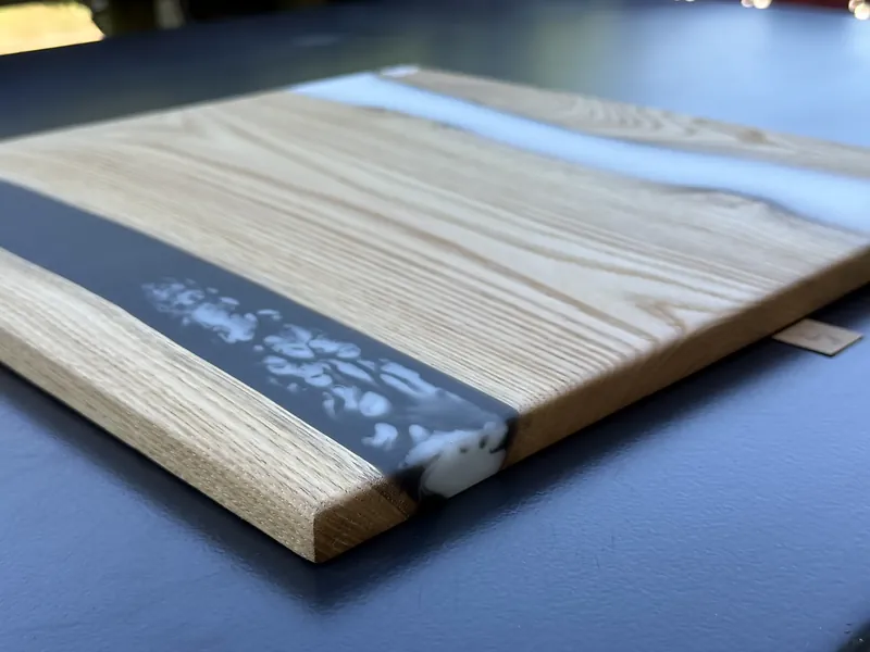 Planche en bois et résine blanche translucide