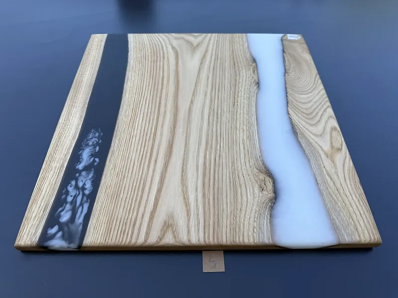 Planche en bois et rivière de résine bleue