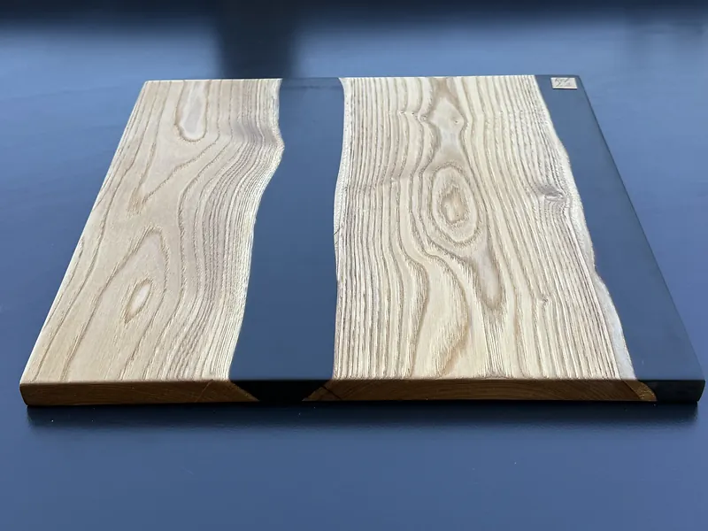Planche apéritif en bois et rivière de résine, création de l'atelier