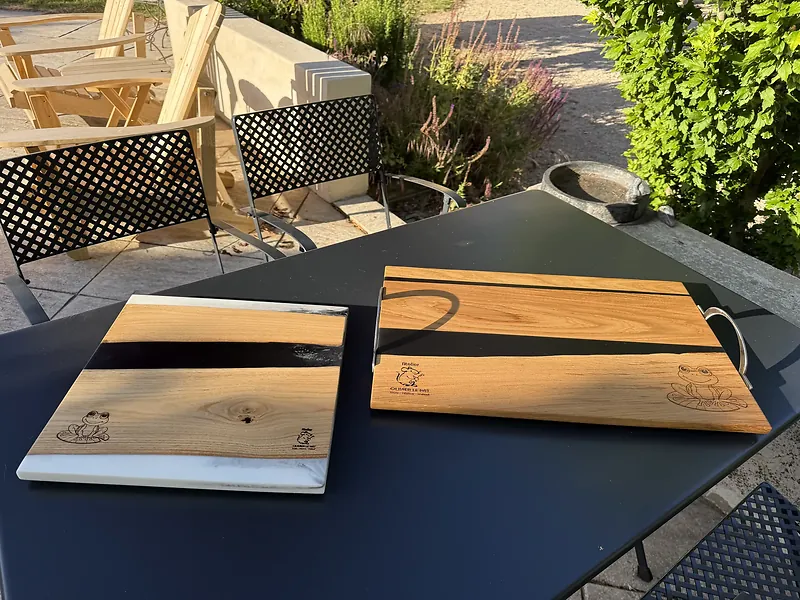 Plateau de service en bois à poignées métal