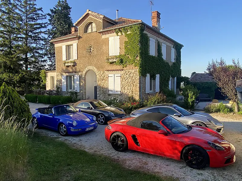 Voitures de collection garées devant la maison de La Pradella au coucher du soleil
