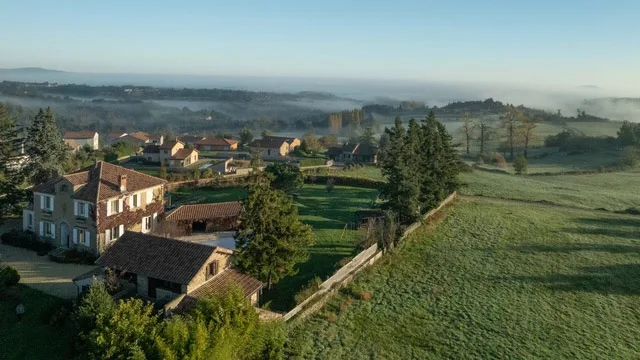 La bâtisse de La Pradella dans le village de Préaux, avec le panorama sur la vallée ardéchoise