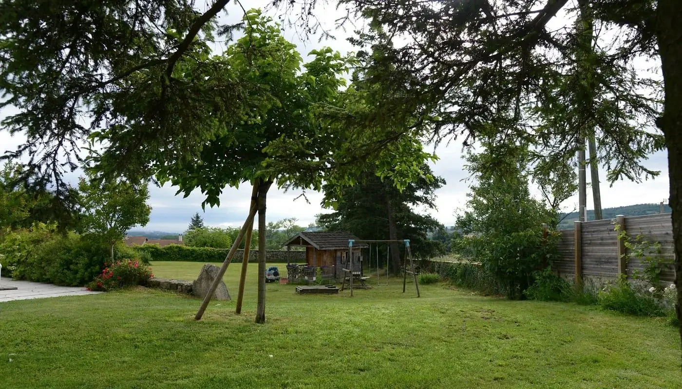 Le jardin de La Pradella et son espace de jeux pour enfants