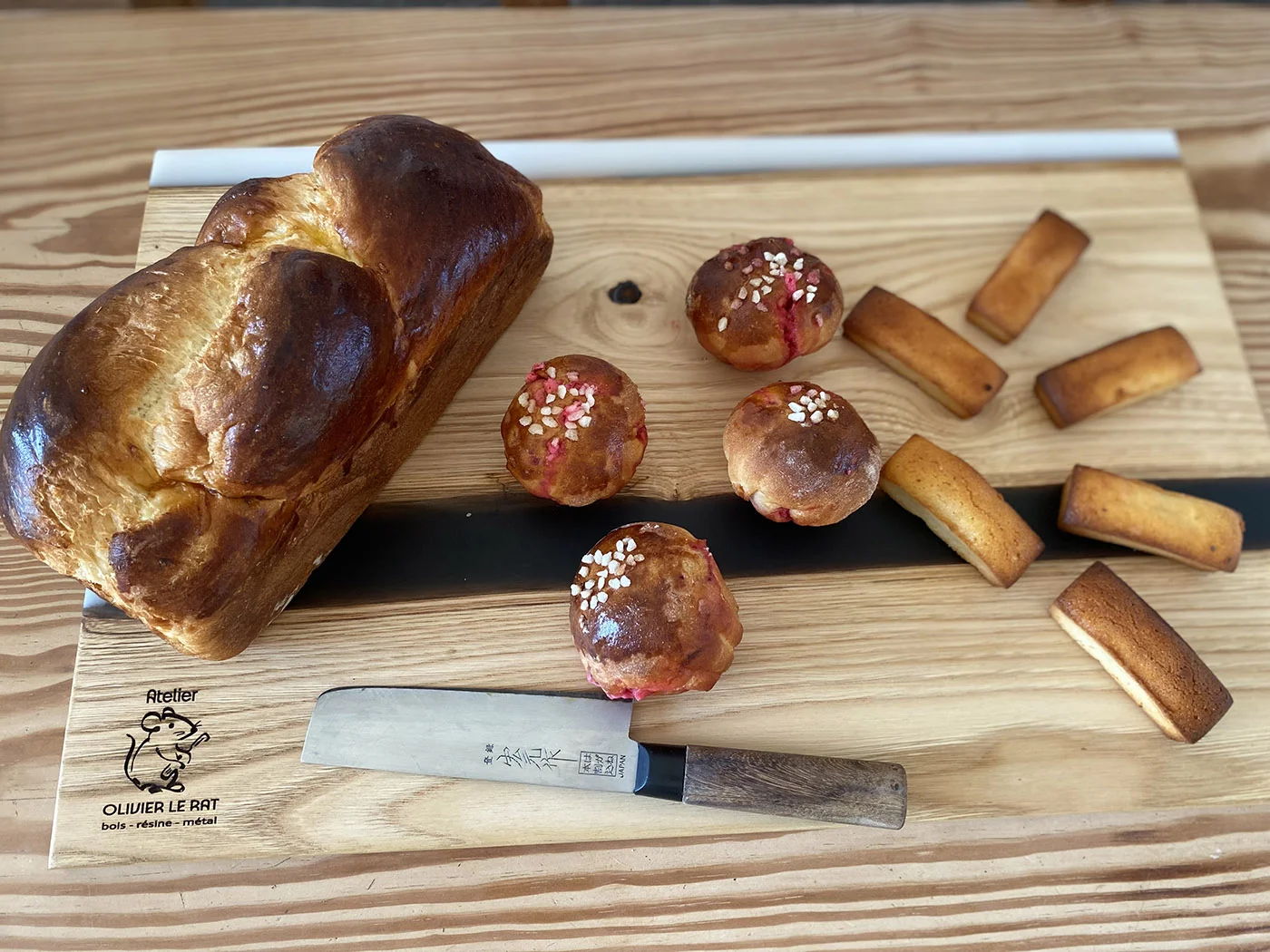 Le petit-déjeuner maison de La Pradella : brioche et viennoiseries maison sur une planche de l'atelier