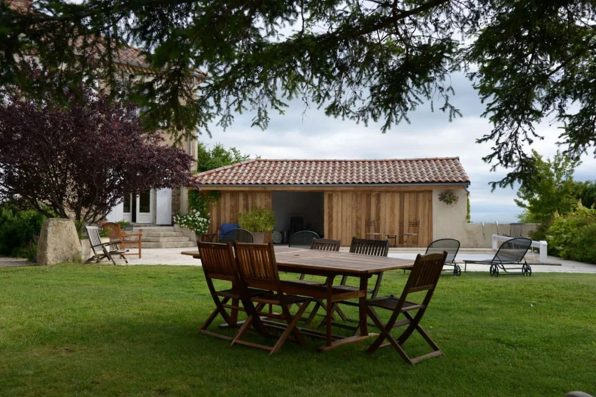 La terrasse couverte de La Pradella, avec sa grande table en bois