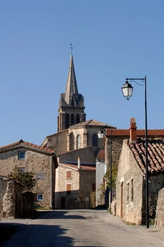 L'église et les ruelles du village de Préaux