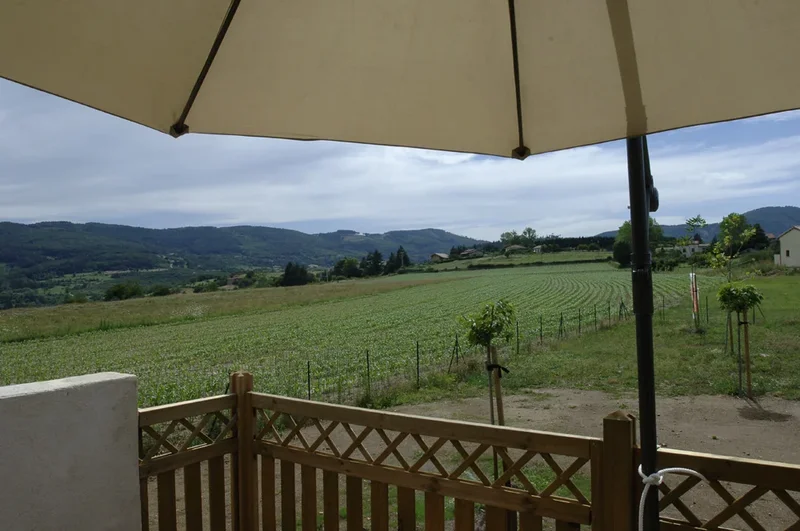 La Suite : la vue dégagée sur les collines et la campagne depuis la terrasse