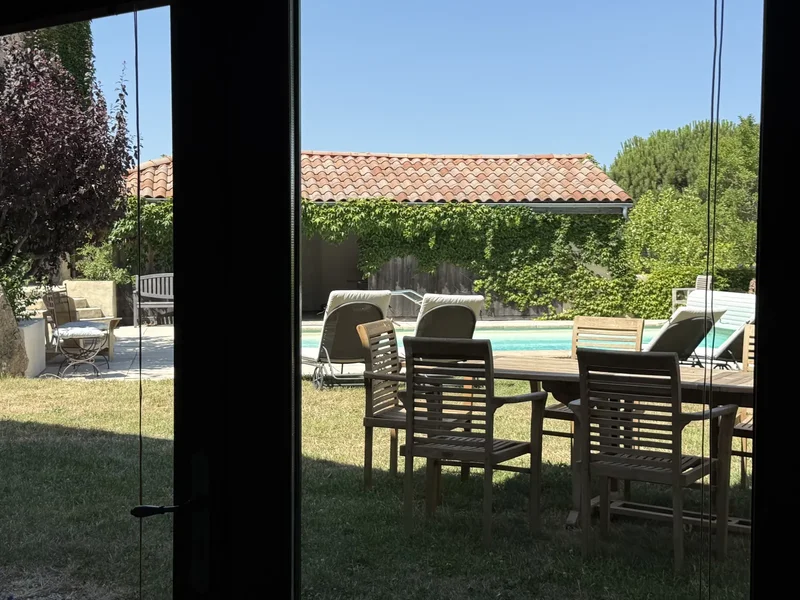 L'Hirondelle : la vue sur la piscine, le jardin et la dépendance depuis la chambre