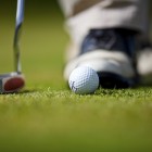 golf_macro_pied_chaussure_balle_jeu_exterieur_herbe_vert_flou_zo_1