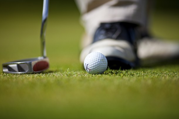 golf_macro_pied_chaussure_balle_jeu_exterieur_herbe_vert_flou_zo_1